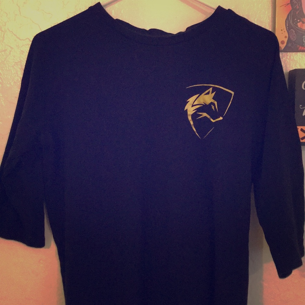 Men’s alphalete 3/4’s sleeve shirt.